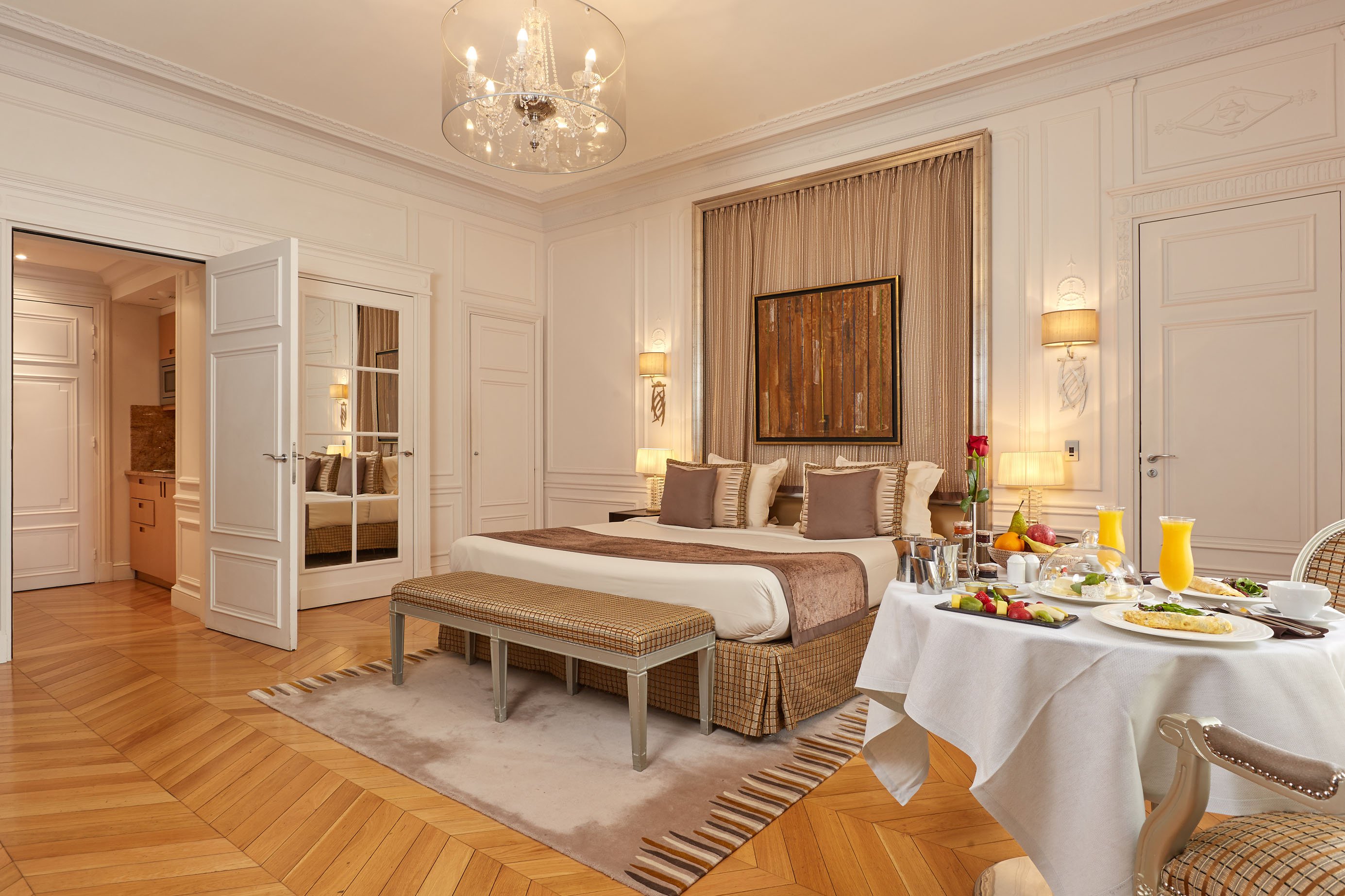 260/Rooms/Grand deluxe/Room_Grand_Deluxe_1_CMajestic_Hotel-Spa.jpg